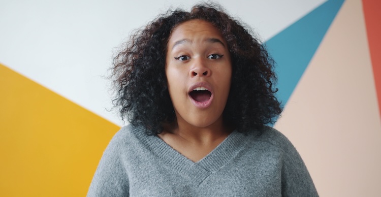 Foto van jonge donkere vrouw die roept of zingt