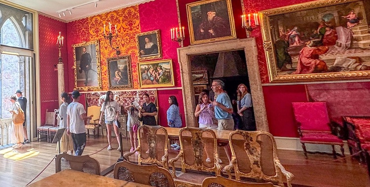 museum met bezoekers erfgoed