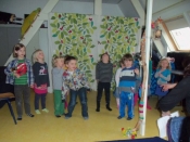 4.1 Kleuters doen mee aan de vertelpantomime. 4.1 Kleuters doen mee aan de vertelpantomime.