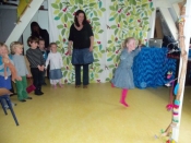 4.2 Kleuters doen mee aan de vertelpantomime. 4.2 Kleuters doen mee aan de vertelpantomime.
